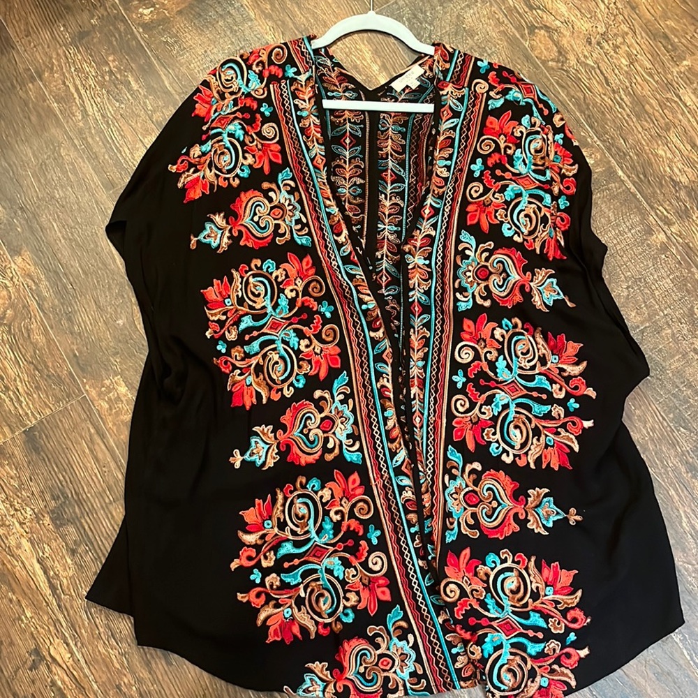 Gorgeous embroidered Umgee kimono. Size M/L.